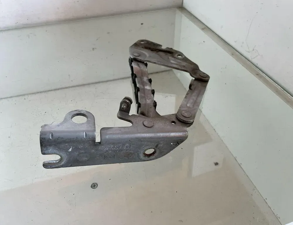 VOLKSWAGEN Golf Plus 1 generation (2004-2009) Priekšējā labā dzinēja pārsega eņģe 5M0823302 33209702