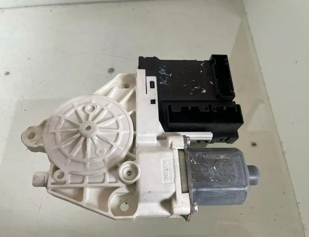 VOLKSWAGEN Golf Plus 1 generation (2004-2009) Маторчик стеклоподъемника передней левой двери 1K0959793J 33209722