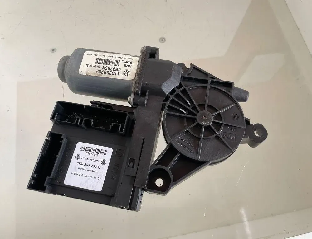 VOLKSWAGEN Touran 1 generation (2003-2015) Front Left Door Window Regulator Motor 1T0959702 33210525