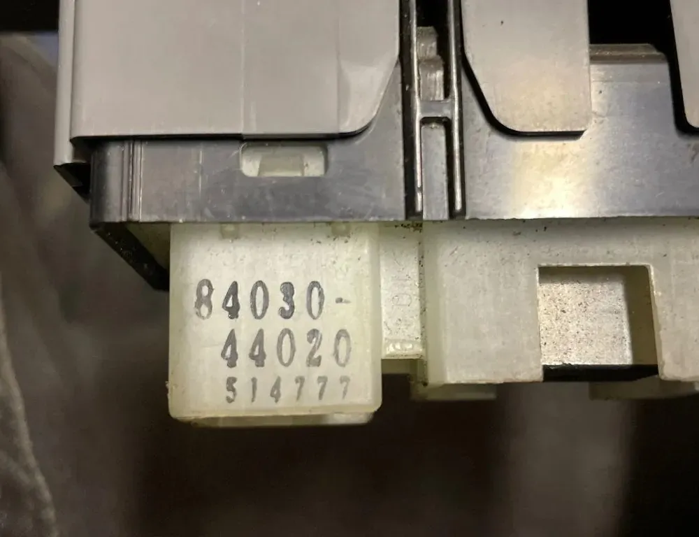 TOYOTA Avensis Verso 1 generation (2001-2003) Aizmugurējo labo durvju loga pacelšanas slēdzis 7465144190 33211114