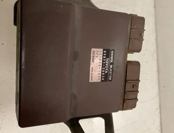 TOYOTA Avensis Verso 1 generation (2001-2003) Fuel injectors control unit 8987120030 33211123