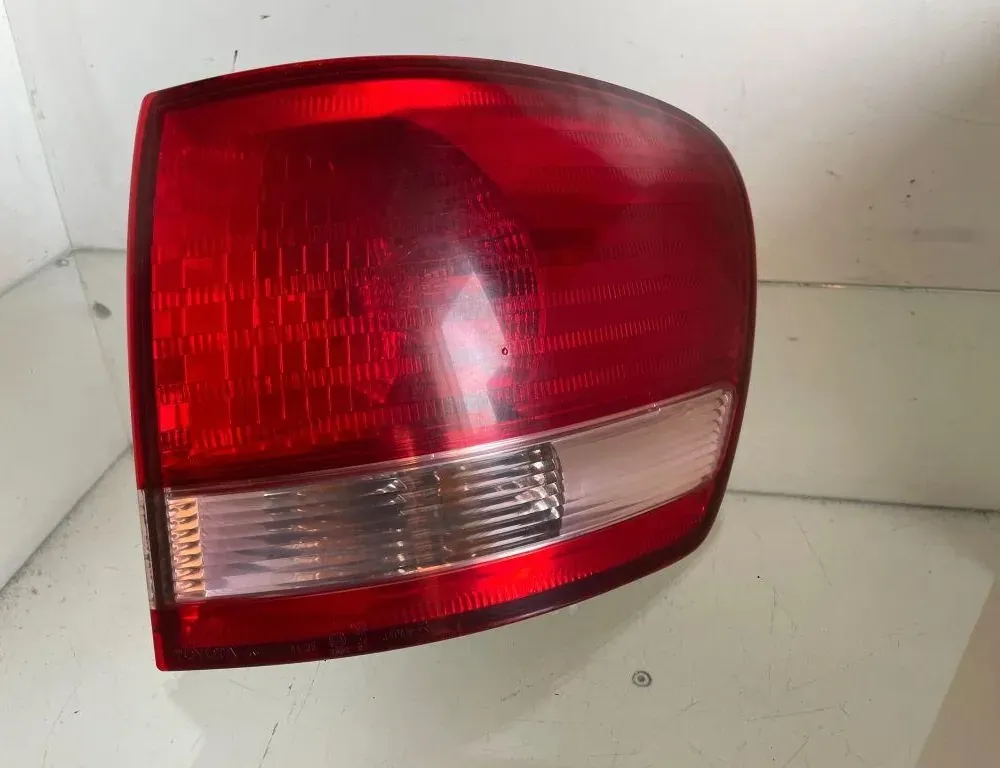 TOYOTA Avensis Verso 1 generation (2001-2003) Aizmugurējais labais lukturis 765201 33211441