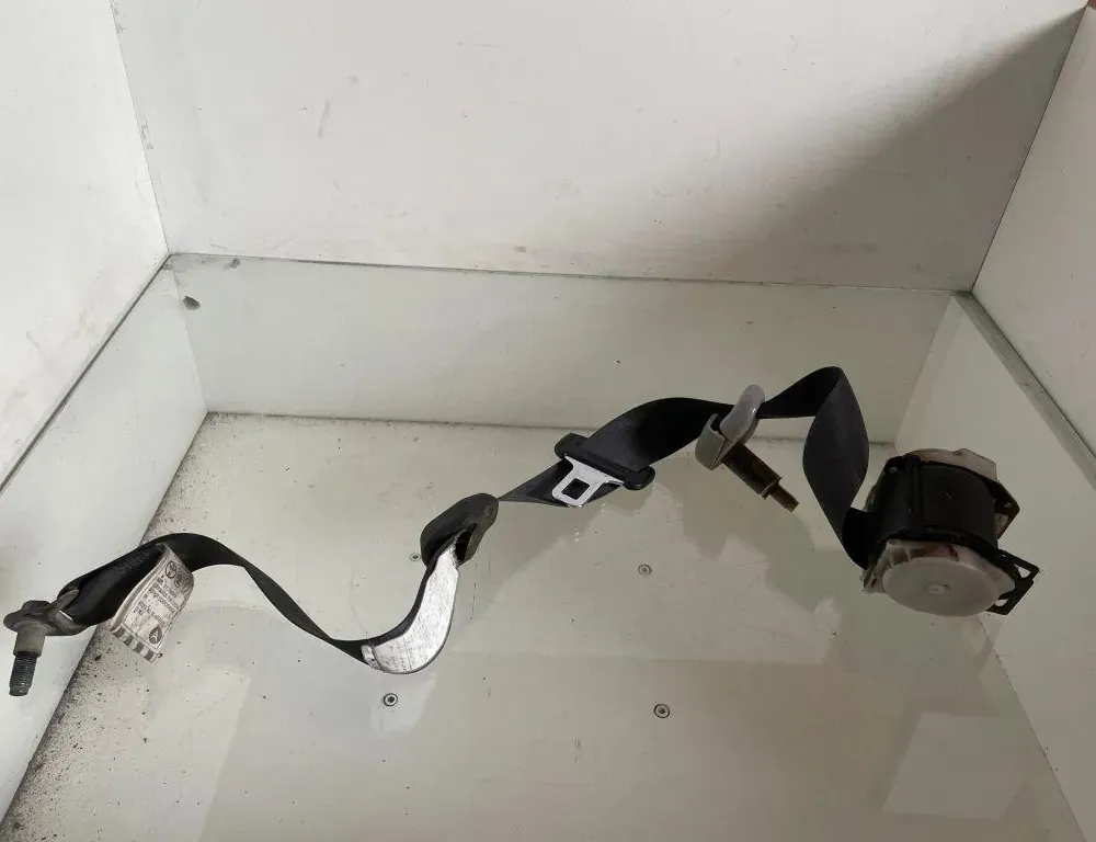 TOYOTA Avensis Verso 1 generation (2001-2003) Rear Left Seatbelt 0431040 33211475