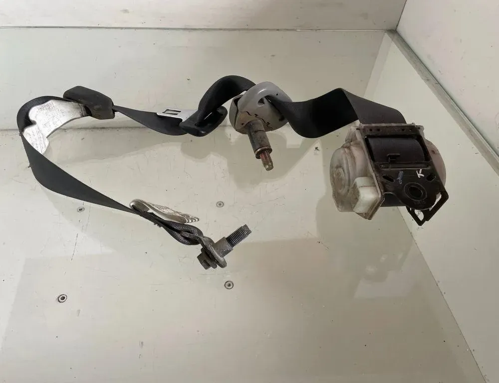 TOYOTA Avensis Verso 1 generation (2001-2003) Rear Left Seatbelt 0431040 33211475