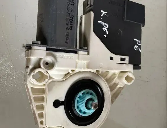 VOLKSWAGEN Passat B7 (2010-2015) Priekšējo kreiso durvju logu pacēlāja motorīts 974627102,1K0959793L 33212374