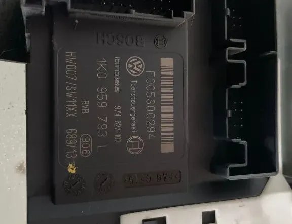 VOLKSWAGEN Passat B7 (2010-2015) Priekšējo kreiso durvju logu pacēlāja motorīts 974627102,1K0959793L 33212374