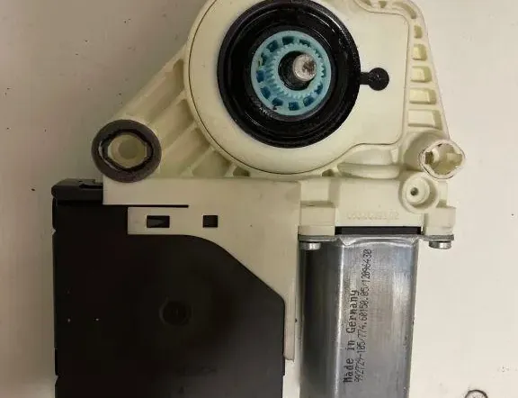 VOLKSWAGEN Passat B7 (2010-2015) Priekšējo kreiso durvju logu pacēlāja motorīts 974629102,1K0959792L 33212437