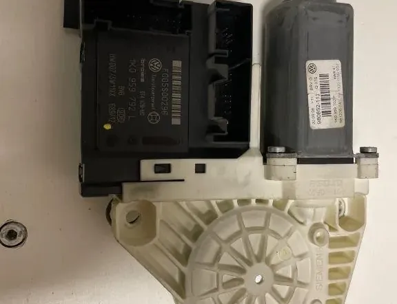 VOLKSWAGEN Passat B7 (2010-2015) Priekšējo kreiso durvju logu pacēlāja motorīts 974629102,1K0959792L 33212437