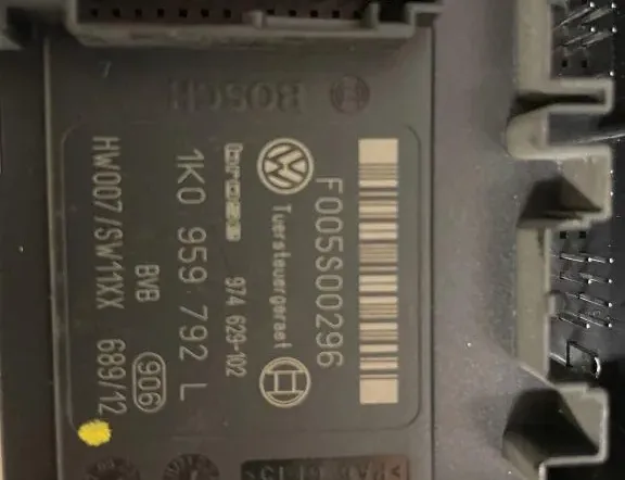 VOLKSWAGEN Passat B7 (2010-2015) Priekšējo kreiso durvju logu pacēlāja motorīts 974629102,1K0959792L 33212437