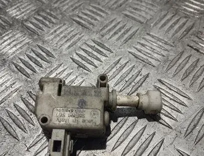 VOLKSWAGEN Passat B6 (2005-2010) Degvielas tvertnes vāciņa bloķēšana 3C0810773 20211603
