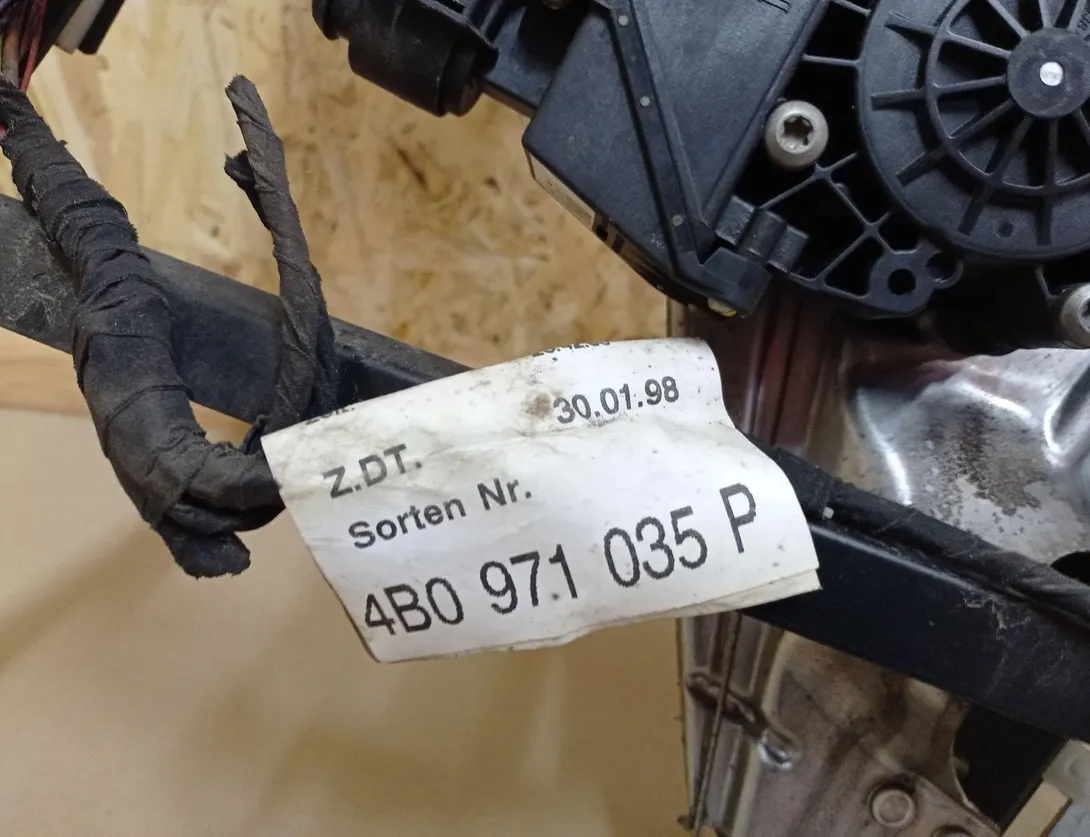 AUDI A6 C5/4B (1997-2004) Aizmugurējo kreiso durvju logu pacēlājs 28638179