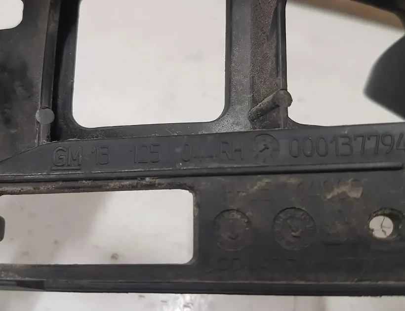 OPEL Zafira B (2005-2010) Aizmugurējā labā bampera stiprinājums 13125044RH 28768623