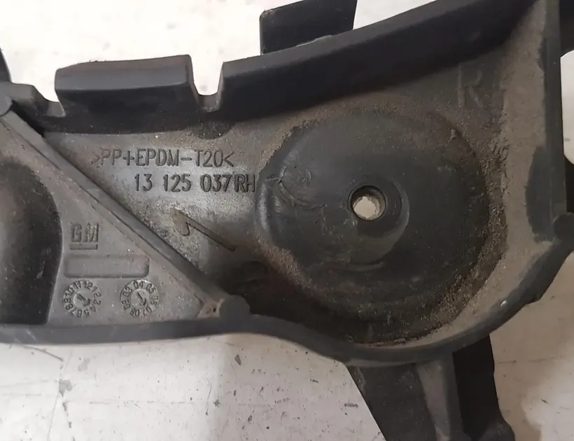 OPEL Zafira B (2005-2010) Aizmugurējā labā bampera stiprinājums 13125037RH 28768624