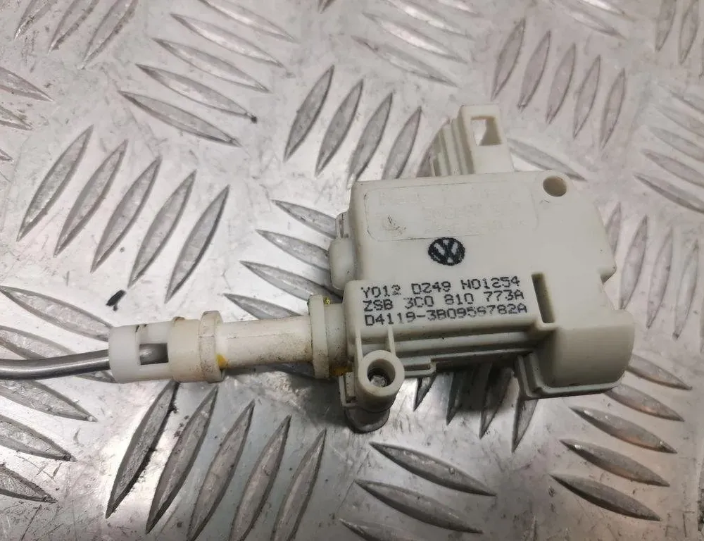 VOLKSWAGEN Passat B6 (2005-2010) Degvielas tvertnes vāciņa bloķēšana 3C0810773A 30541492