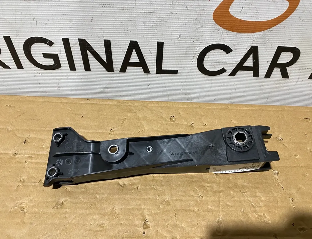 MERCEDES-BENZ GLE W167 (2019-2024) Kreisās puses luktura kronšteina stiprinājums A1676201401 33426871