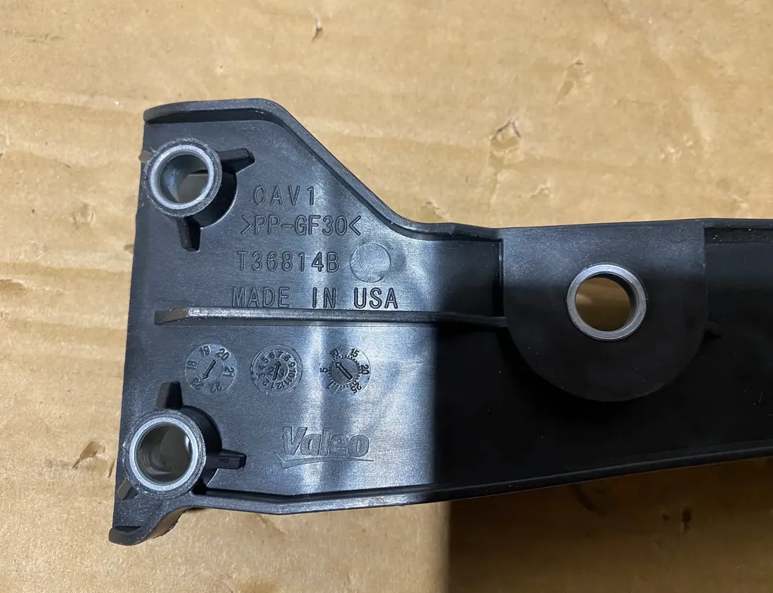 MERCEDES-BENZ GLE W167 (2019-2024) Kreisās puses luktura kronšteina stiprinājums A1676201401 33426871