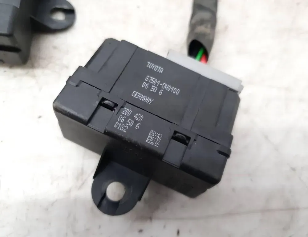 TOYOTA Avensis 2 generation (2002-2009) Seat heating relay 875010W0100 33196080