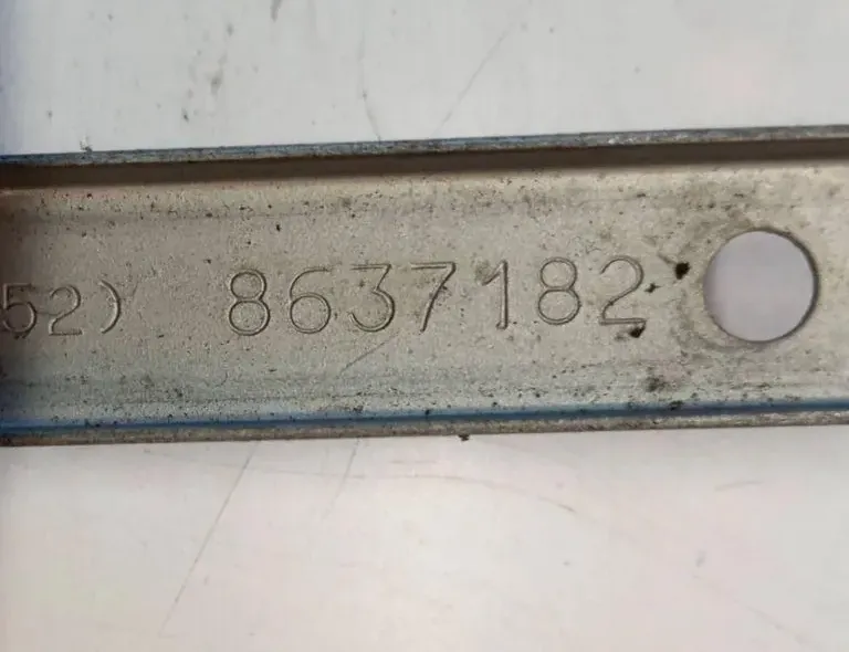 VOLVO XC60 Labās puses luktura kronšteina stiprinājums 8637182 33122687