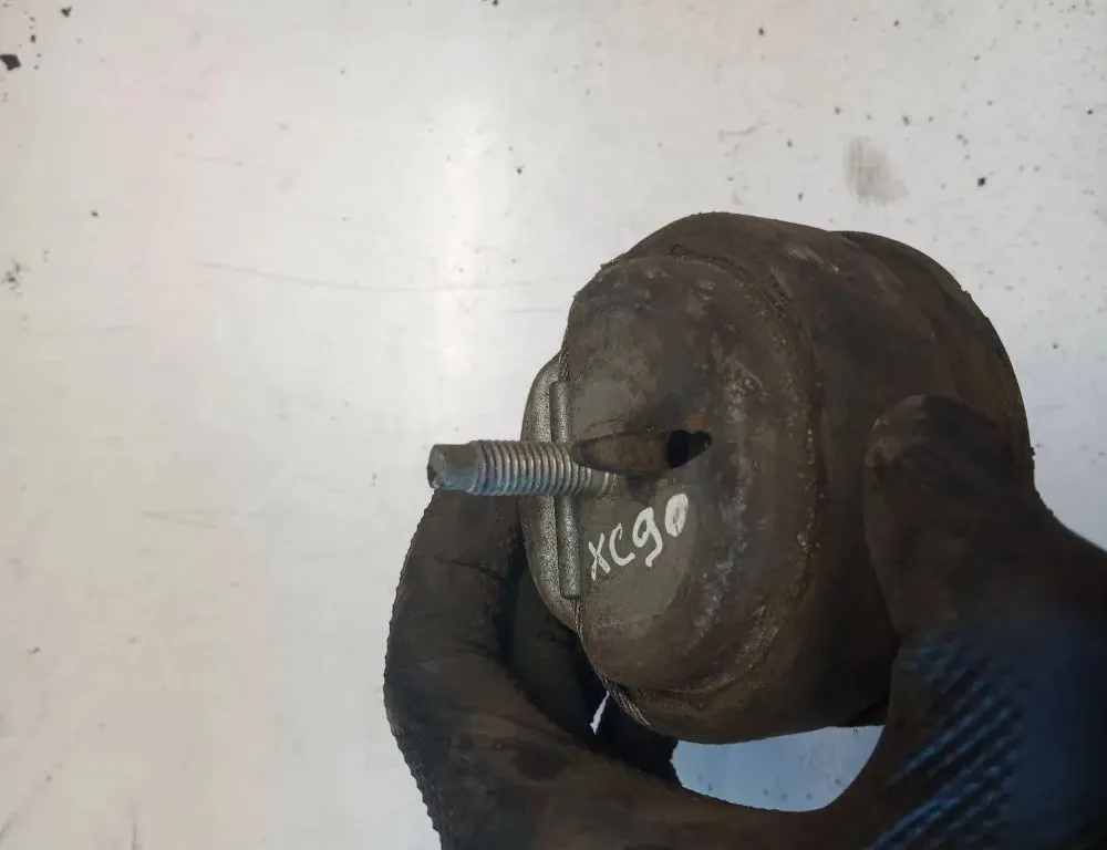 VOLVO V70 3 generation (2007-2020) Priekšējais motora stiprinājums 8683936 33124249