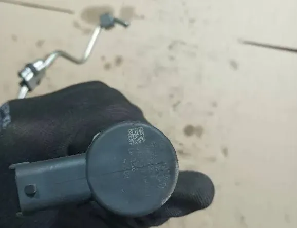 VOLVO XC70 2 generation (2000-2007) Fuel Rail 30777759 33128917