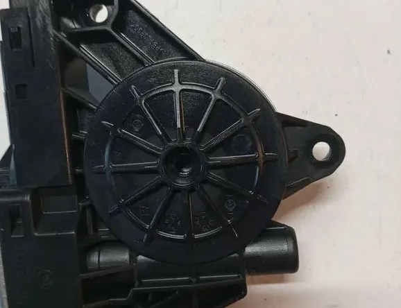 VOLVO XC60 1 generation (2008-2017) Priekšējo kreiso durvju logu pacēlāja motorīts 33132355