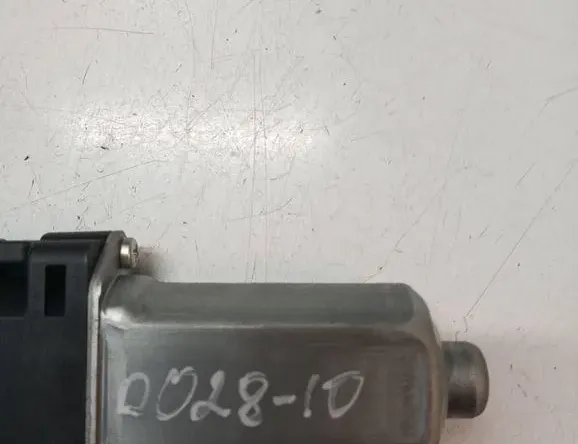 VOLVO XC60 1 generation (2008-2017) Priekšējo kreiso durvju logu pacēlāja motorīts WR12718 33137378