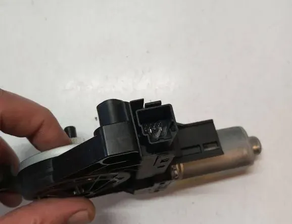 VOLVO XC60 1 generation (2008-2017) Priekšējo kreiso durvju logu pacēlāja motorīts WR12718 33137378