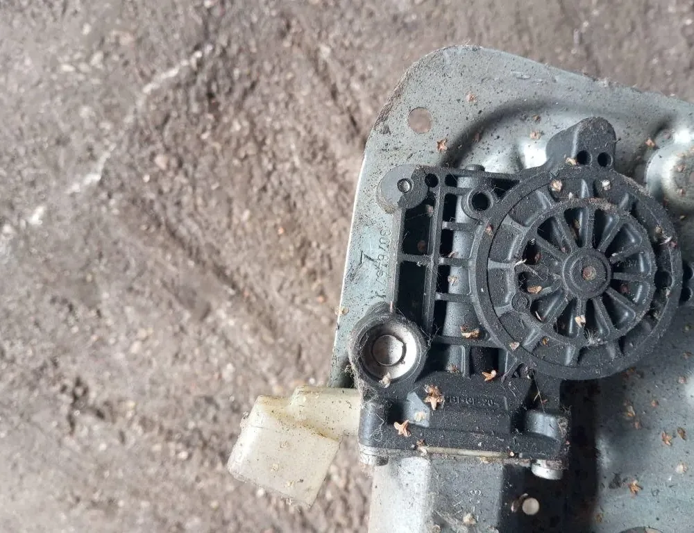 VOLVO V70 2 generation (2000-2008) Стеклоподъемник передней левой двери 3078457 33139951