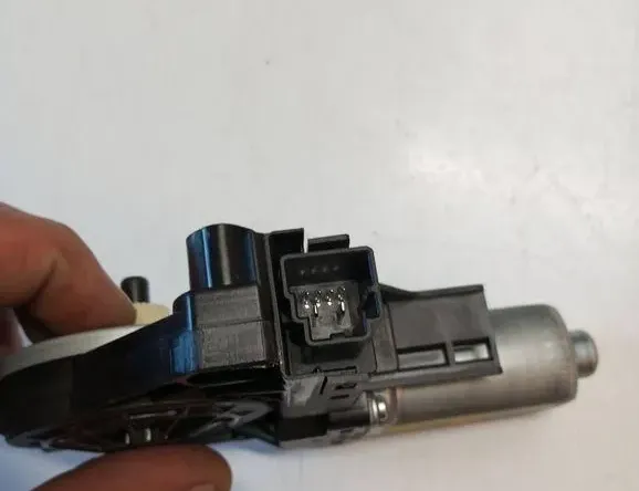 VOLVO XC60 1 generation (2008-2017) Priekšējo kreiso durvju logu pacēlāja motorīts WR12718 33153858