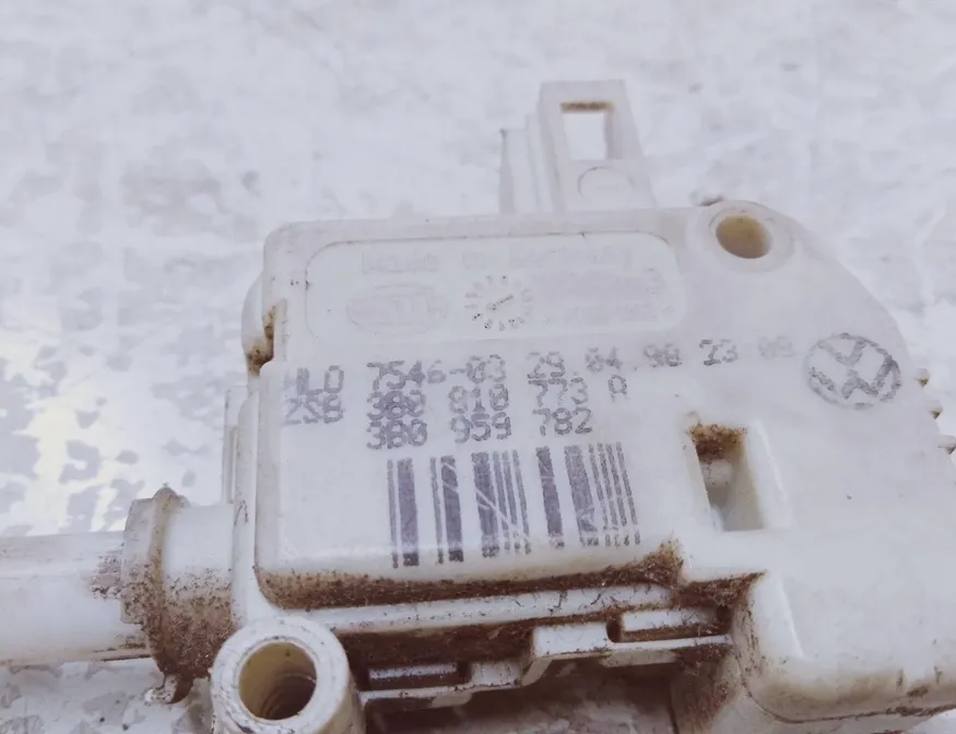 VOLKSWAGEN Passat B5 (1996-2005) Degvielas tvertnes vāciņa bloķēšana 3B0810773A 27610607