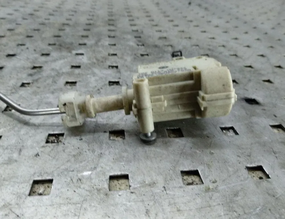 VOLKSWAGEN Passat B6 (2005-2010) Degvielas tvertnes vāciņa bloķēšana 3C0810773 34335588