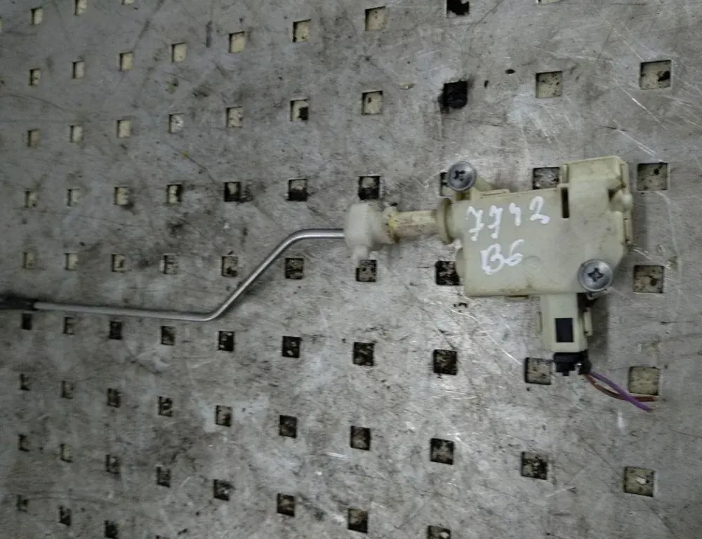 VOLKSWAGEN Passat B6 (2005-2010) Degvielas tvertnes vāciņa bloķēšana 3C0810773 34335588