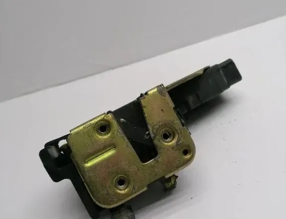 VOLVO V40 1 generation (1996-2004) Priekšējo kreiso durvju slēdzene B3701 34350039