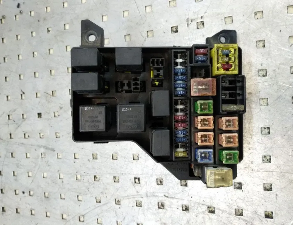 VOLVO V40 1 generation (1996-2004) Drošinātāju kārba 72541985,30859714 34353295