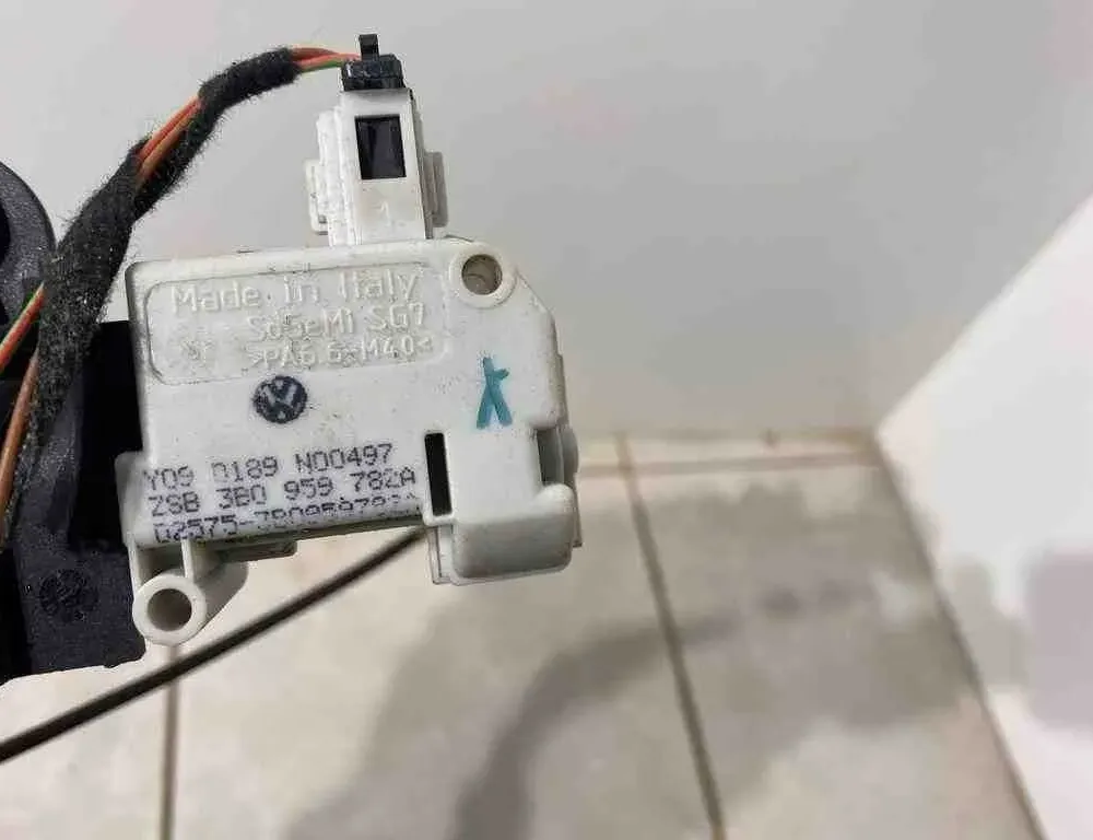 AUDI A6 C8/4K (2018-2024) Degvielas tvertnes vāciņa bloķēšana 3B0810773,3B0810773B,3B0810773D,1K6810773,3B0810773A,4F0862153B,D189N00497,1M0810773C,1M6810773D,5M0810773,3B0959782A 32707547