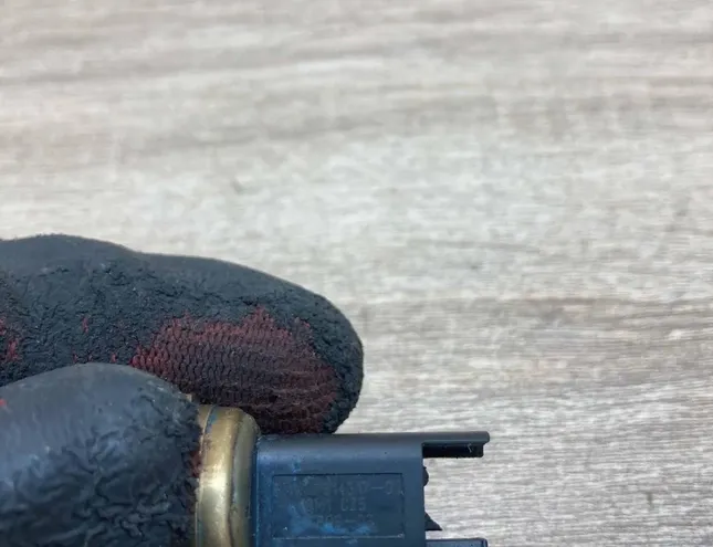 BMW 3 Series E21 (1975-1983) Kreisās puses degvielas rampas sensors 7614317 34370007