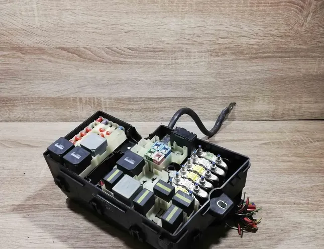 FORD Mondeo 1 generation (1993-1996) Drošinātāju kārba 3m5t14a142ab 34411157