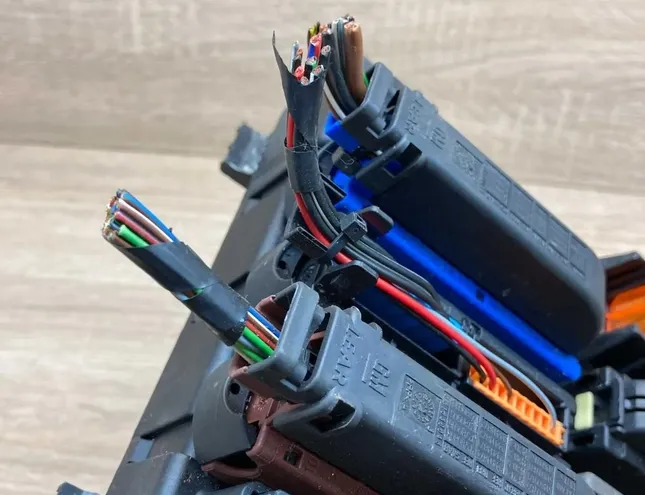 OPEL Vectra C (2002-2005) Fuse box 532150018,09228740,460023260 34408703