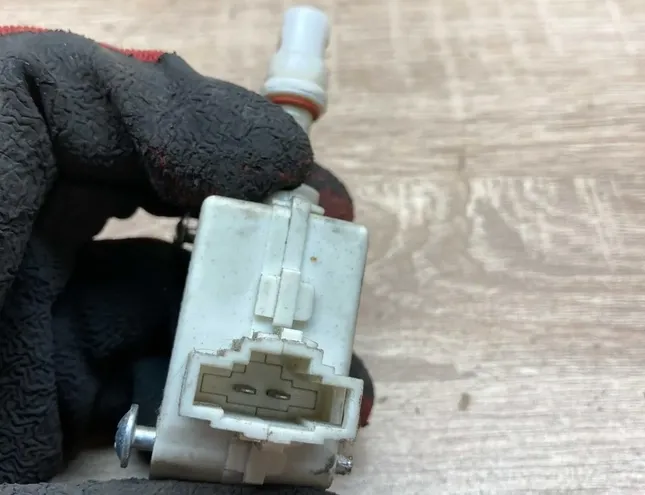 AUDI A8 D2/4D (1994-2002) Degvielas tvertnes vāciņa bloķēšana 4E0810773A 34368370