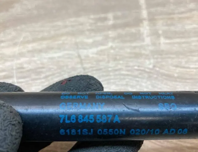 VOLKSWAGEN Touareg 1 generation (2002-2010) Амортизатор крышки багажника левый 7L6845587A,6181SJ 34390707