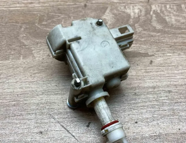 AUDI A8 D2/4D (1994-2002) Degvielas tvertnes vāciņa bloķēšana 4E0810773A 34368370