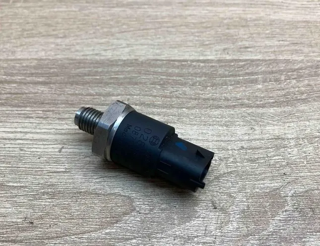 AUDI A6 C4/4A (1994-1997) Left Side Fuel Rail Sensor 0281002405 34365630