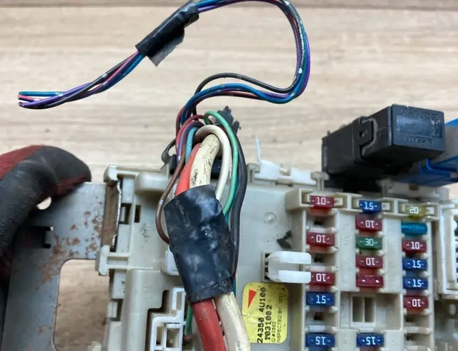 NISSAN Almera Tino 1 generation (2000-2006) Drošinātāju kārba 243504U100,1031002 34408726