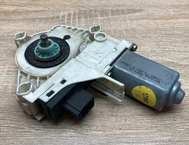 AUDI A6 C4/4A (1994-1997) Priekšējo kreiso durvju logu pacēlāja motorīts 4F0959801D 34406735