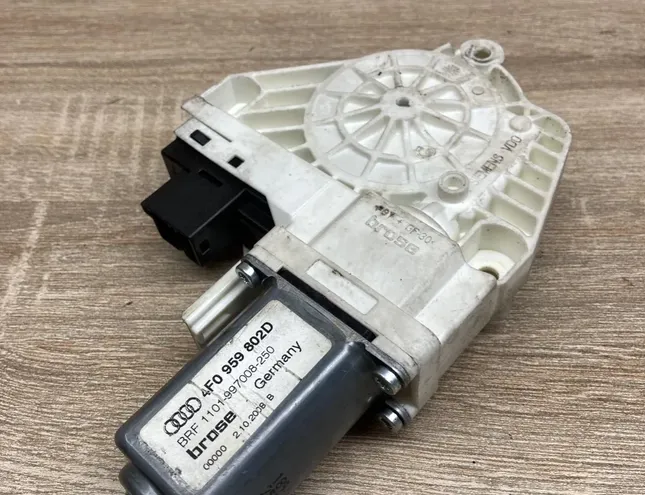AUDI A6 C4/4A (1994-1997) Priekšējo kreiso durvju logu pacēlāja motorīts 4F0959802D 34299908