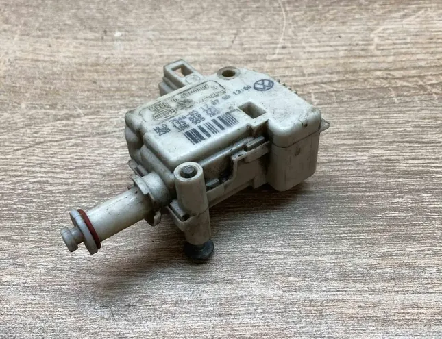 VOLKSWAGEN Bora 1 generation (1998-2005) Degvielas tvertnes vāciņa bloķēšana 1J5810773,3B0959782 34360405