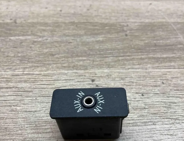 BMW 3 Series E21 (1975-1983) Mūzikas atskaņotāja papildu savienotāji (AUX / USB) 9237655 34371935