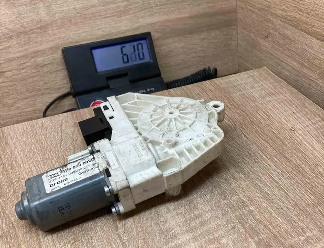 AUDI A6 C4/4A (1994-1997) Priekšējo kreiso durvju logu pacēlāja motorīts 4F0959802D 34405025