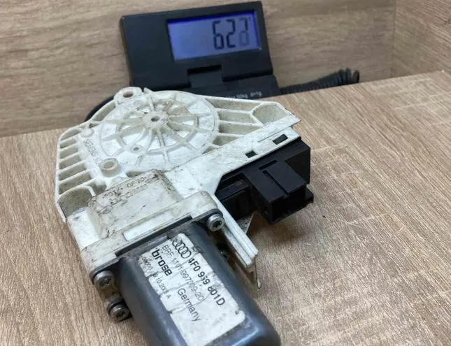 AUDI A6 C4/4A (1994-1997) Priekšējo kreiso durvju logu pacēlāja motorīts 4F0959801D 34404983