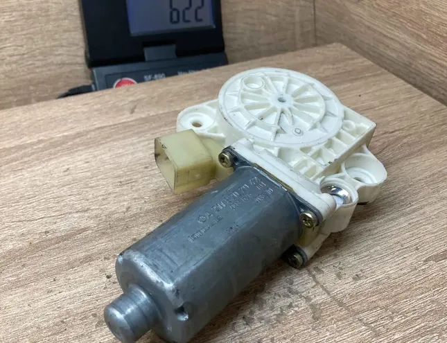 MERCEDES-BENZ E-Class W124 (1984-1997) Маторчик стеклоподъемника передней левой двери A2118202942,0130821970 34387973